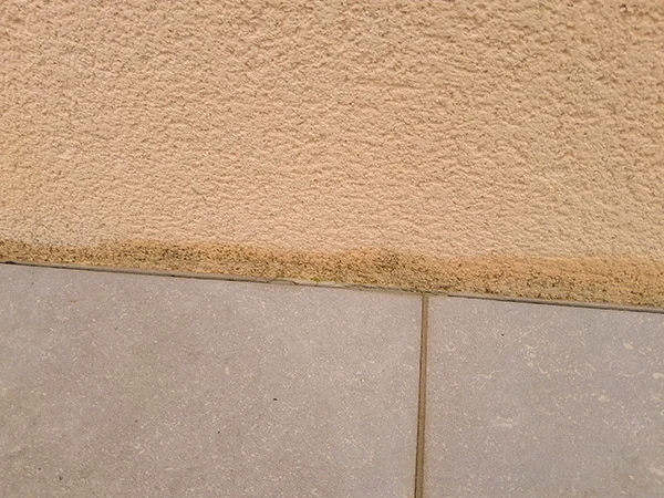 Comment puis-je étanchéifier le bas d'un mur extérieur ?